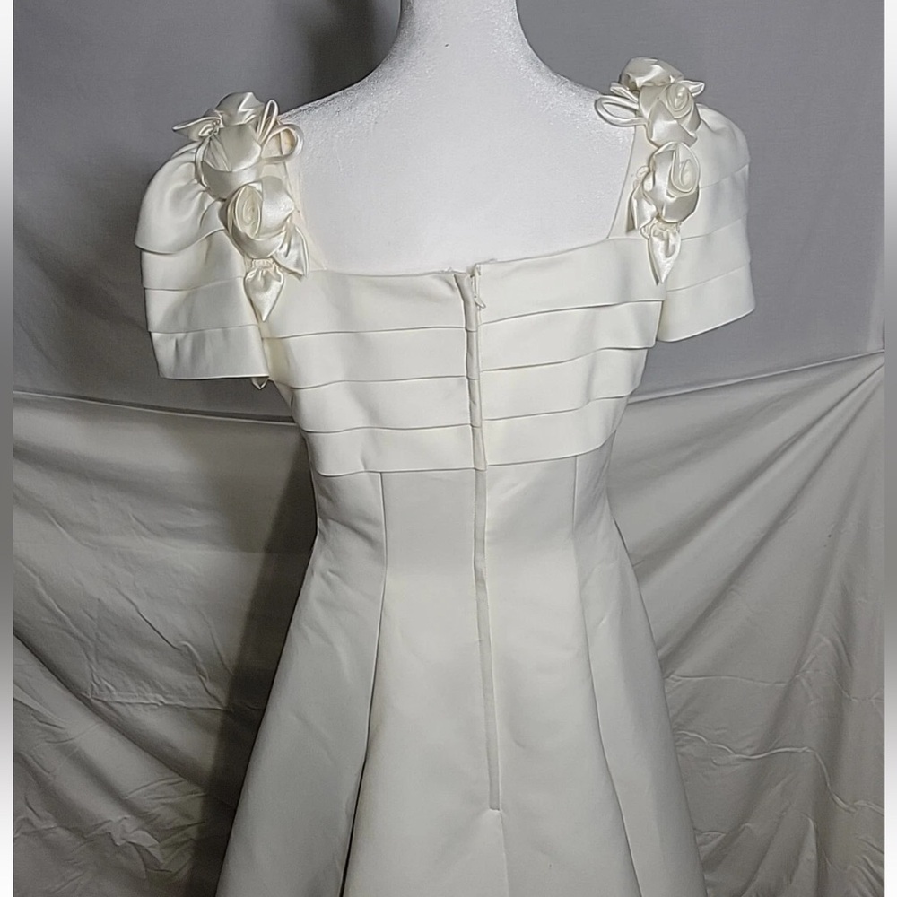 Elegant White Pleated Dress - Picture 5 of 16